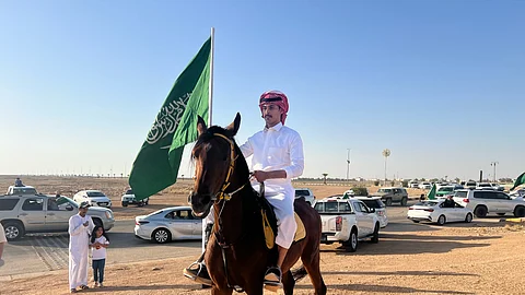 احتفاءً بيوم الوطن.. حضور غفير وتنظيم أمني لمَسِيرة الخيول في رفحاء