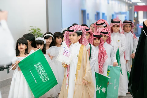 مطارات الدمام تحتفل مع مسافريها باليوم الوطني السعودي الـ 94 تحت شعار "نحلم ونحقق"