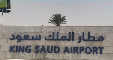 اليوم الوطني.. مطار الملك سعود يستقبل المسافرين بالأعلام والورود