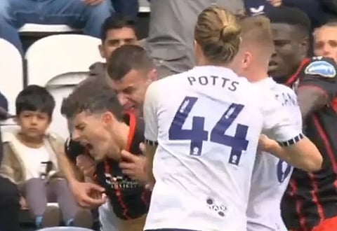 في واقعة أثارت جدلًا.. شاهد لاعبًا "يعض" منافسه في إنجلترا