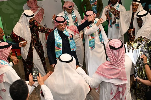 منسوبو مجموعة "إيلاف" يحتفلون باليوم الوطني 94 بالعرضة والأعلام والقهوة السعودية