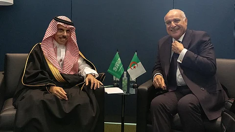 الأمير فيصل بن فرحان خلال لقائه وزير خارجية الجزائر أحمد عطاف