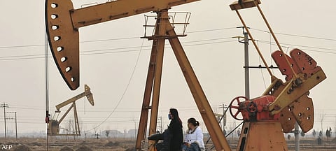 أسعار النفط تقفز 2 % بسبب التوترات بالشرق الأوسط وخطة التحفيز بالصين