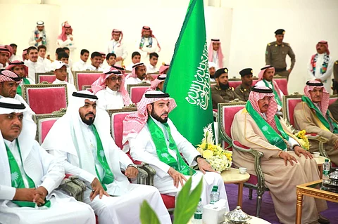 محافظ المجمعة يشارك طلاب "ثانوية المعجل" الاحتفال باليوم الوطني 94