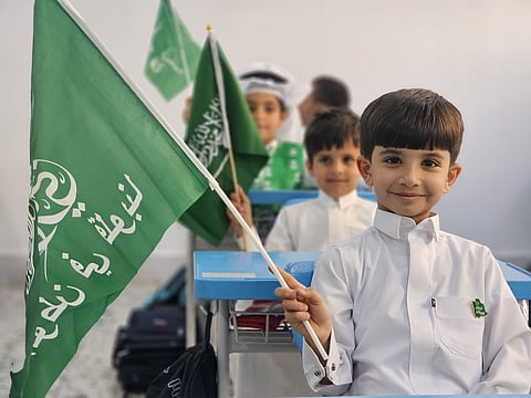 نصف مليون طالب وطالبة في "عسير" يتغنّون باليوم الوطني 94
