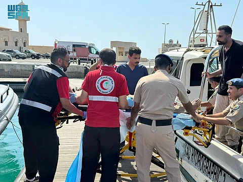 حرس الحدود في جدة ينقذ مواطنًا سقط من دباب وسط البحر