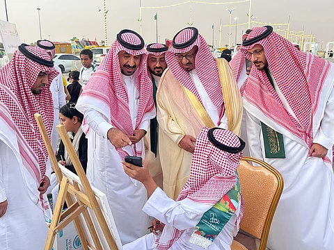 محافظ شرورة يفتتح جناح المرسم الحر ضمن برامج إدارة التعليم بمناسبة اليوم الوطني