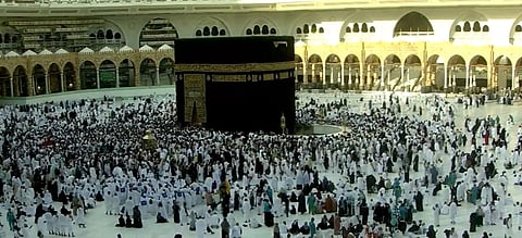 "إشراقة شمس الكعبة".. المعتمرون يؤدون النسك وهم ينعمون بالأمن والرعاية "فيديو"