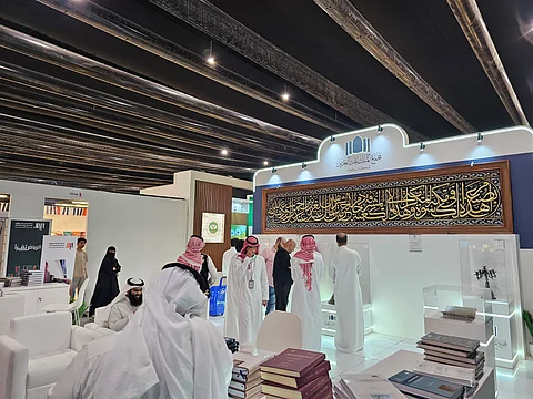 بجناح "مجمع المؤسس للمكتبات الوقفية".. المقتنيات التاريخية تجتذب زائري "كتاب الرياض"