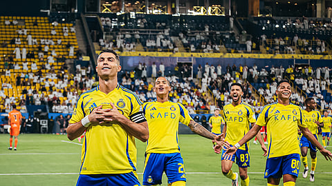 فرحة لاعبي النصر بالفوز على الوحدة