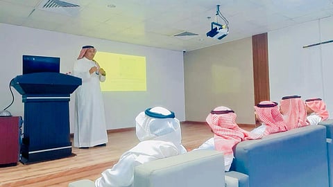 مستشفى الحرث يشهد دورة تدريبية عن المعايير الأساسية في المنشآت الصحية