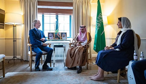 الأمير فيصل بن فرحان خلال لقائه المبعوث الأممي لسوريا جير بيدرسون