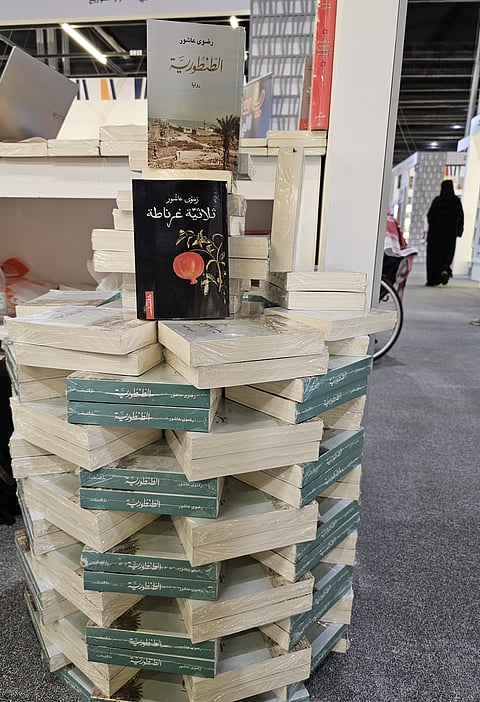 "ثلاثية غرناطة" و"الطنطورية" تَلقيان رواجًا بين زوار "كتاب الرياض"
