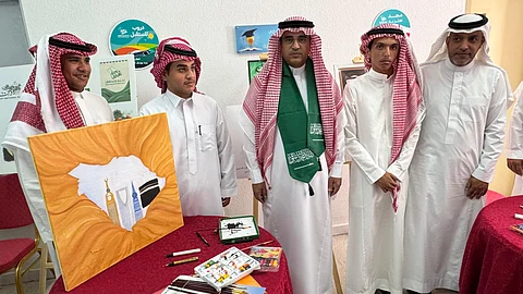 "مدير تعليم الطائف" يشارك الطلاب الاحتفال باليوم الوطني الـ94