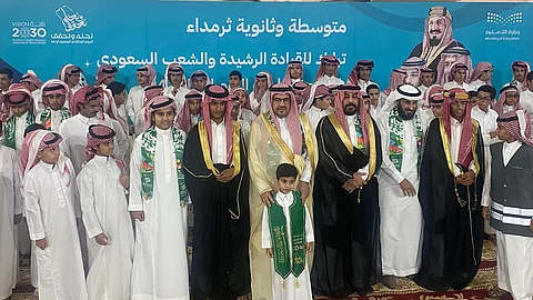 بمناسبة اليوم الوطني.. محافظ مرات يشارك احتفالات "التعليم" بـ"ثانوية ومتوسطة ثرمداء" ويرفع التهنئة للقيادة