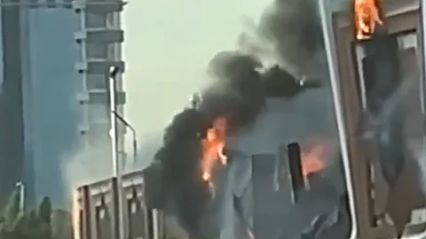 فرق الدفاع المدني بجدة تباشر اندلاع حريق بمجمع تجاري شمالي المحافظة