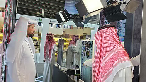 زائر يلتقط صورة في جناح القناة الثقافية