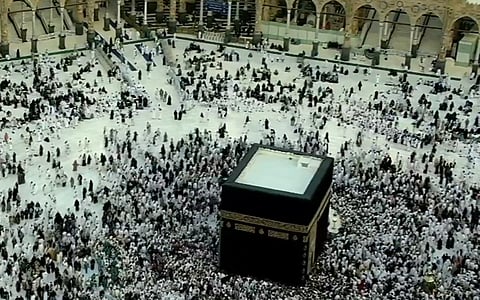 بالفيديو.. لقطاتٌ روحانية لقاصدي بيت الله الحرام يطوفون حول الكعبة المشرّفة