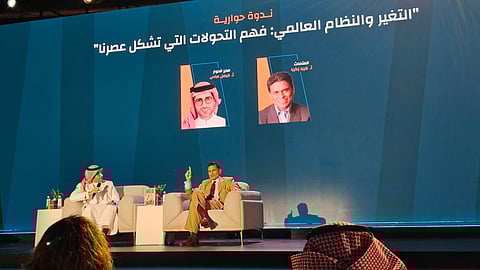 الصحفي الأمريكي فريد زكريا متحدثًا في ندوة التغير والنظام العالمي