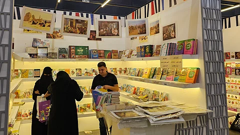بـ 10 ريالات للواحدة.. دار نشر تتيح لزوار "كتاب الرياض" نسخ مطبوعة من لوحات الفنانين العالميين