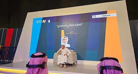 الدكتور زهير الشهري خلال محاضرة المؤرخ الرقمي السعودي بمعرض الرياض للكتاب