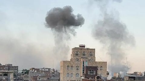 دخان الغارات على مواقع الحوثيين