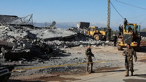 أرشيفية لعناصر من الجيش اللبناني بموقع سابق قصفته الطائرات الإسرائيلية في البقاع