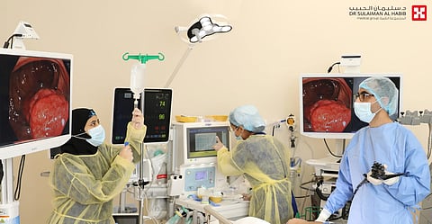 مستشفى الدكتور سليمان الحبيب بالصحافة يزيل ورمًا بتقنية حديثة وينقذ أربعينيًا من الإصابة بورم القولون