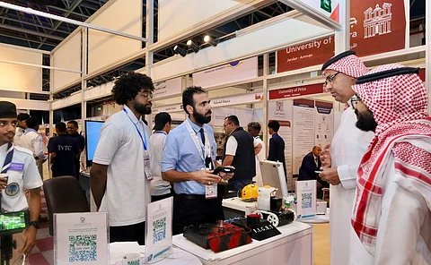 "القرني "يزور معرض الشرق الأوسط للتعليم والتدريب ويطلع على جهود المؤسسات التعليمية