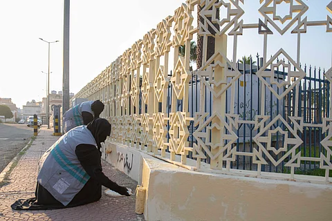 30 متطوعًا يشاركون بمبادرة طلاء العشوائيات على أسوار حديقة الشجرة بالطائف