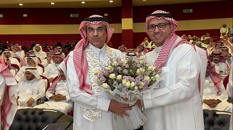 بعد 30 عاماً.. أستاذ جامعي ومعلم يفاجآن "الغامدي" ومساعده بالمشاركة بيوم المعلم بالطائف