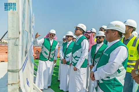 الأول داخل المملكة.. "الجاسر" يقف على مشروع الجسر البحري "صفوى/رأس تنورة"