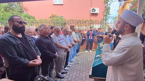 صراخ قادم من النعش.. مسن تركي يعود إلى الحياة أثناء تشييع جنازته