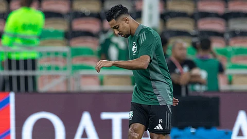 في "رحلة الطريق إلى كأس العالم 2026": تعاطف "الأخضر" وقائده مع فهد المولد.. "سالم الدوسري" يرتدي القميص رقم 19 أمام اليابان