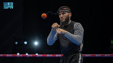 ملاكمو نزال افتتاح موسم الرياض يستعدون للمواجهة بتدريبات مفتوحة