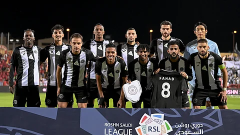الفريق الأول لكرة القدم بنادي الشباب