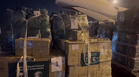 40 طناً من المساعدات.. انطلاق أولى رحلات الجسر الجوي السعودي لإغاثة لبنان "فيديو"