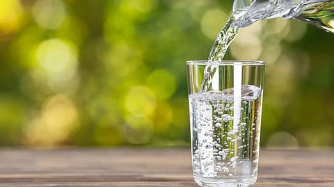 "الخضيري" يحذر: أقراص الأملاح والمعادن لا تعوّض حاجة الجسم للماء