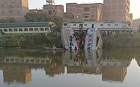 بالفيديو.. لحظة انتشال أول ضحية من حادث تصادم قطارين في مصر