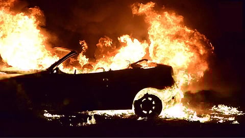 تحطم سيارة كهربائية من "تسلا" ومصرع 4 أشخاص بداخلها حرقًا