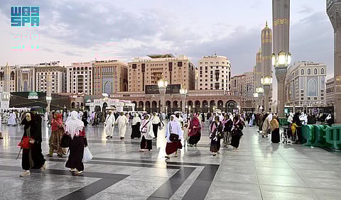 لينعموا بالطمأنينة والخشوع.. خدمات تنظيمية ترافق المصلين في المسجد النبوي