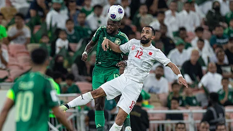 جانب من لقاء المنتخب السعودي الأول لكرة القدم ونظيره البحريني
