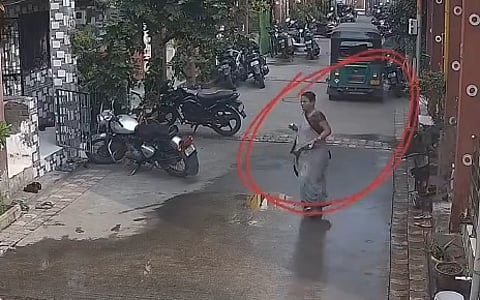 "إنها عناية الله".. شاهد كيف نجت هذه المرأة من حادث مروع بالهند
