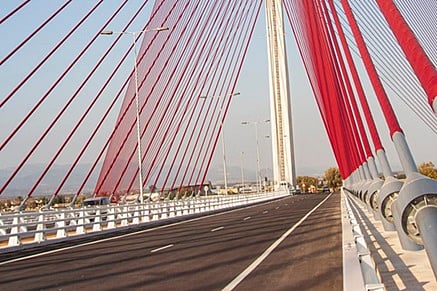 بعد تسلقه جسرًا شهيرًا في إسبانيا.. نهاية مأساوية لمشهور مواقع تواصل بريطاني