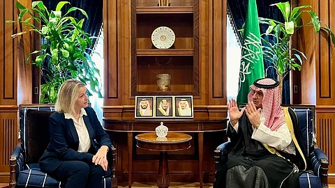"الجبير" يستقبل المبعوثةَ الخاصة لرئيس فرنسا للمياه