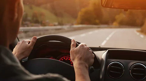 تجاهل إشعارات الجوال.. تحذير من الانشغال بغير الطريق أثناء قيادة المركبة