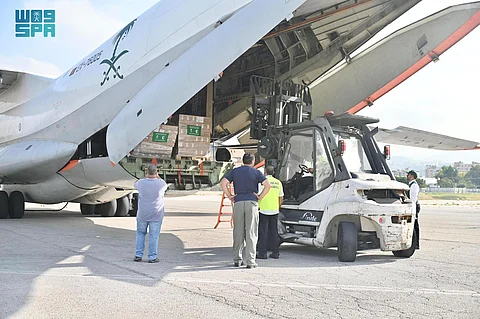 وصول الطائرة الإغاثية السعودية الخامسة للإغاثة لمساعدة الشعب اللبناني