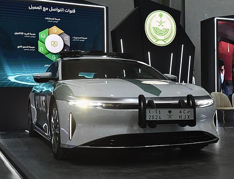 زوّار جناح وزارة الداخلية يتفاعلون مع لوحة "ص ح هـ" المتزامنة مع انطلاق فعاليات ملتقى الصحة العالمي 2024