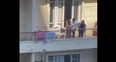 بالفيديو.. أتباع "حزب الله" يستولون على فندق بالقوة ويهاجمون قوات الأمن في بيروت