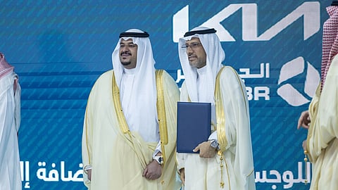 "كيا الجبر" تقدّم سيارة K3 دعمًا لجمعية أصدقاء لاعبي كرة القدم الخيرية